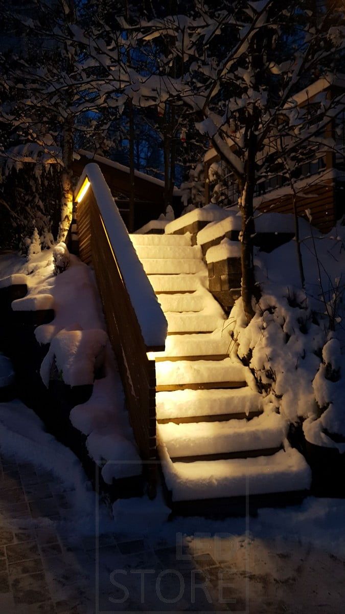 Ulkoportaiden kaiteessa led nauha valaisemassa askelmia.